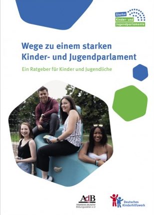 Mehrere Jugendliche sitzen zusammen auf einem Spielplatz.