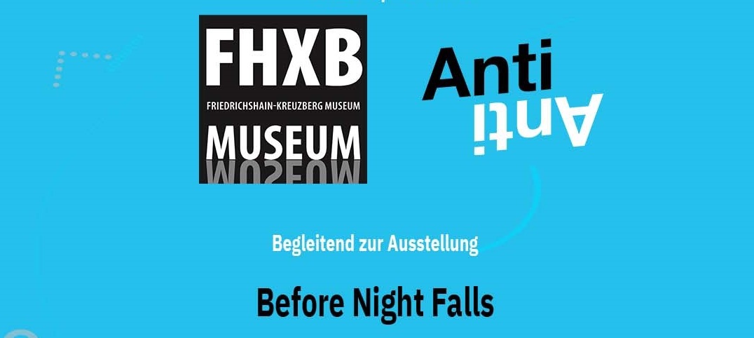 Zu sehen sind die Logos von AntiAnti und dem FHXB Museum auf blauem Hintergrund. Darunter steht der Titel der Ausstellung.