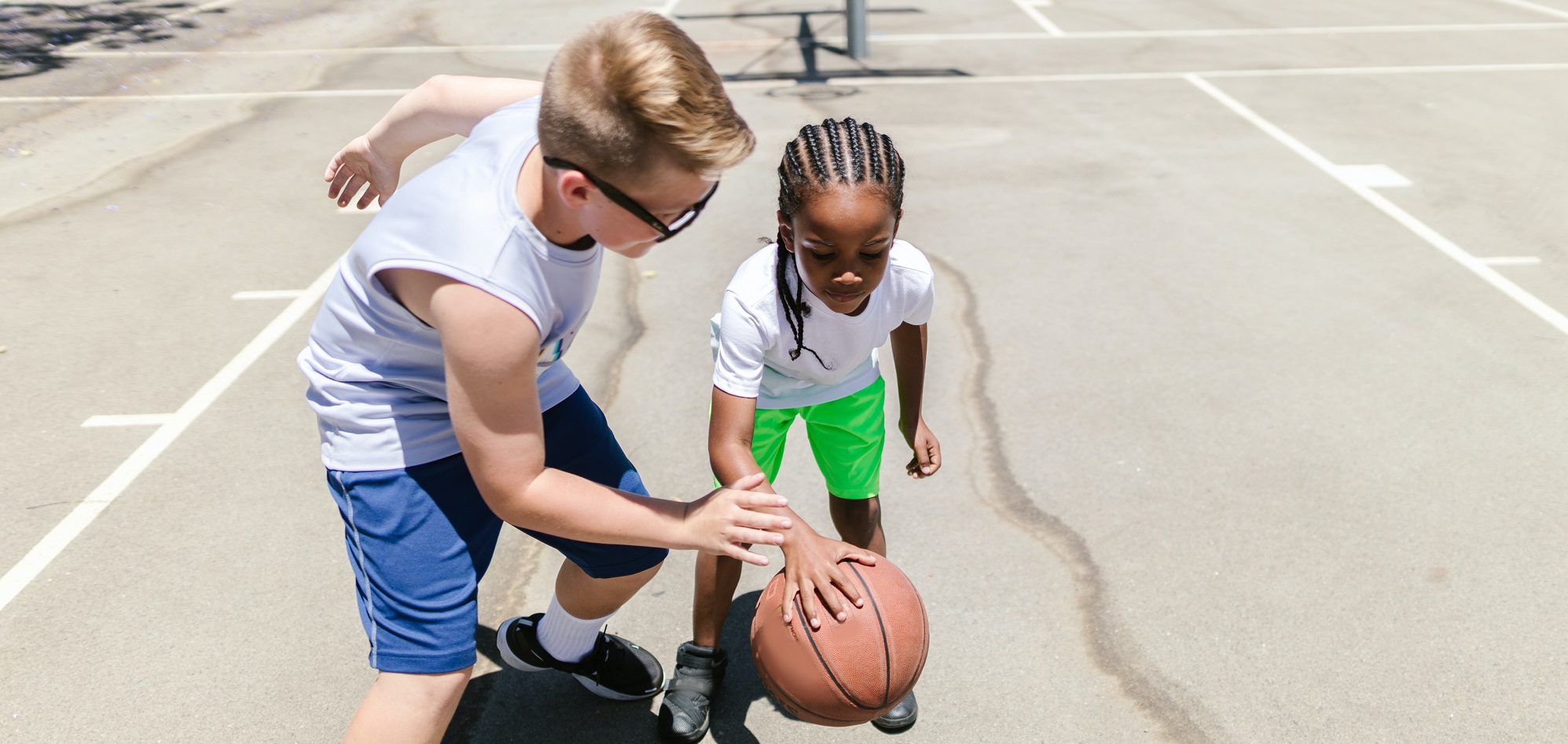 Zwei Kinder spielen Basketball