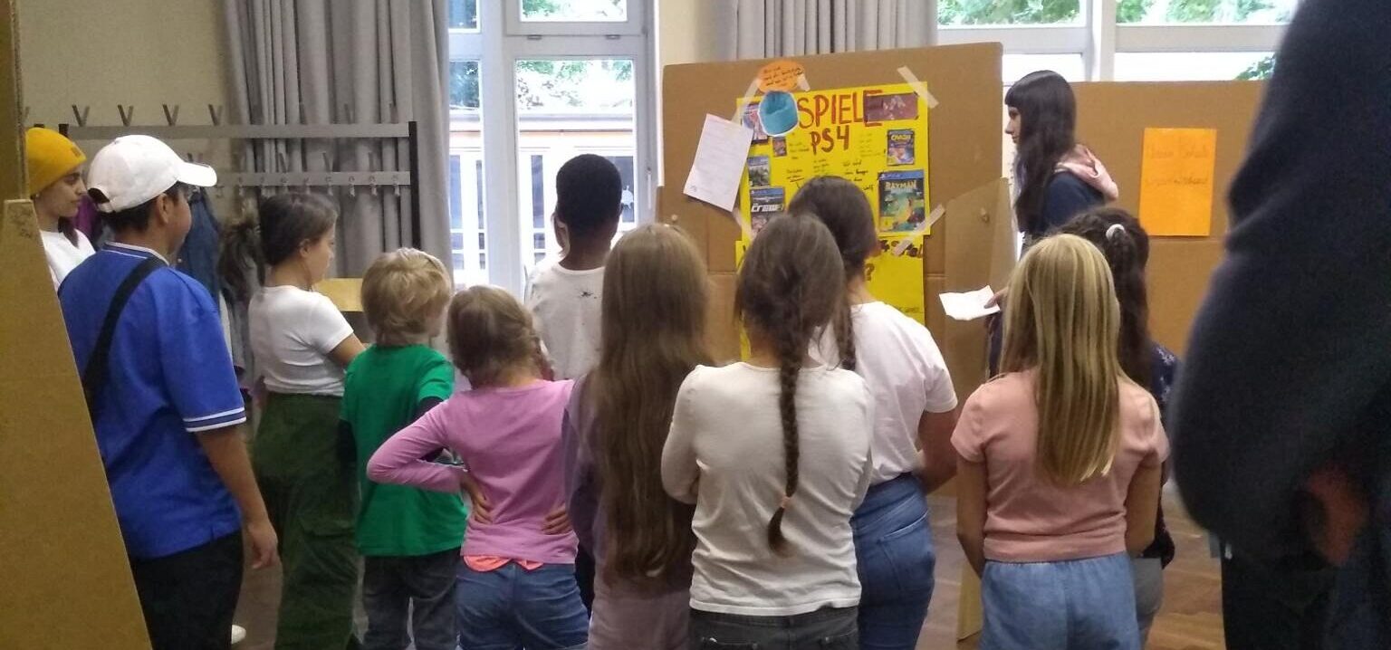 Viele Kinder stehen mit dem Rücken zur Kamera