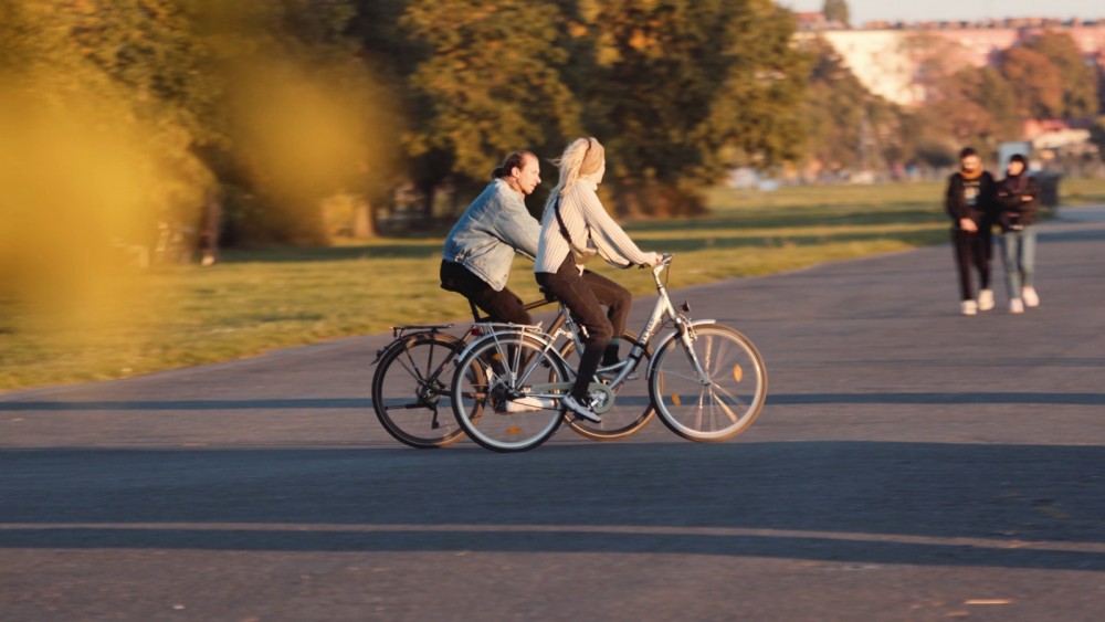 Zwei Menschen fahren im Park Fahrrad.