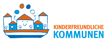 Logo der Initiative Kinderfreundliche Kommunen; Zeichnung von Häusern und Bäumen in den Farben blau, weiss und orange