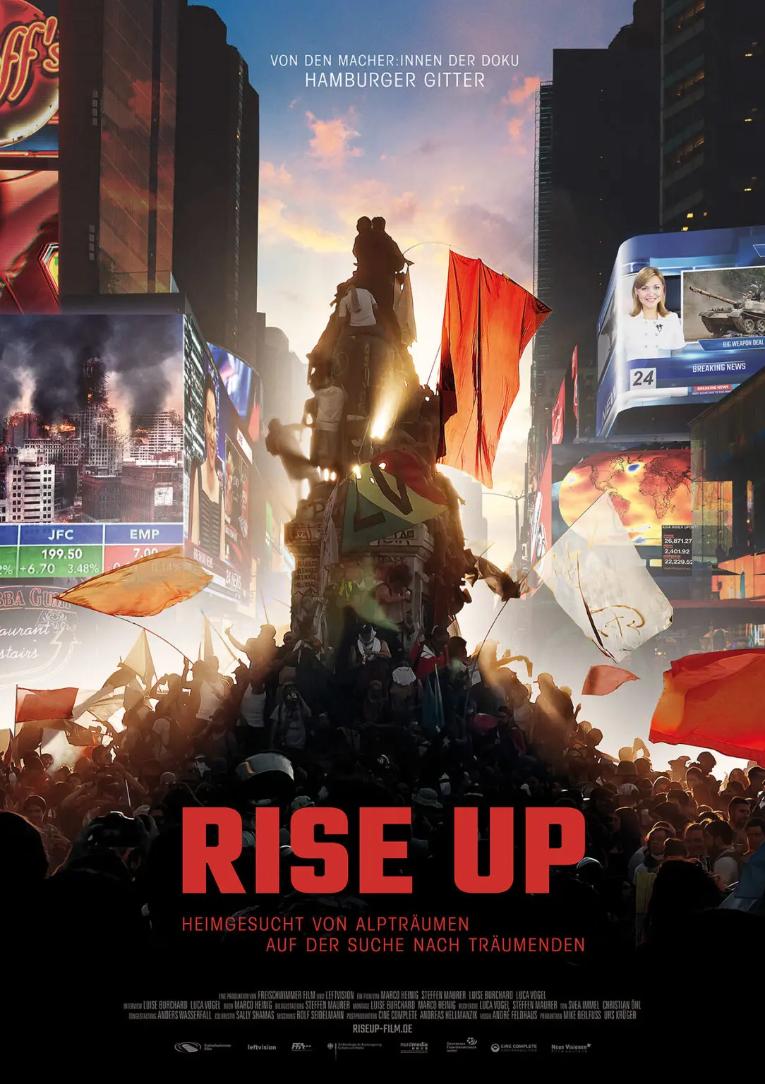 Zu sehen ist das Filmplakat von Rise Up!, bei dem Demonstrierende Menschen vor dem Time Square zu sehen sind.