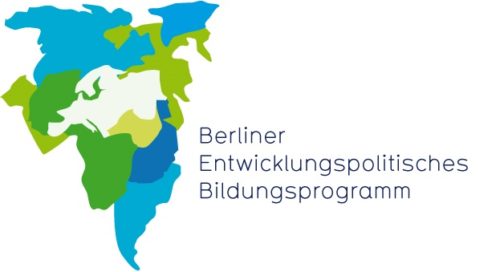 Logo des Benbi, links eine Art Karte eines Kontinentes in verschiedenen blau und grün-Tönen, daneben ein grauer Schrift auf weißem Grund "Berlier Entwicklungspolitisches Bildungsprogramm"