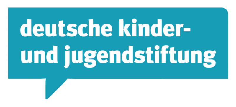 Türkis farbene Sprechblase mit eckigen Kanten und der weißen Innenschrift "Deutsche Kider- und Jugendstiftung"
